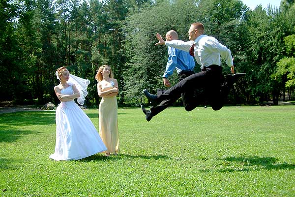 600x400, 96 Kb / невеста, прыжок, поляна