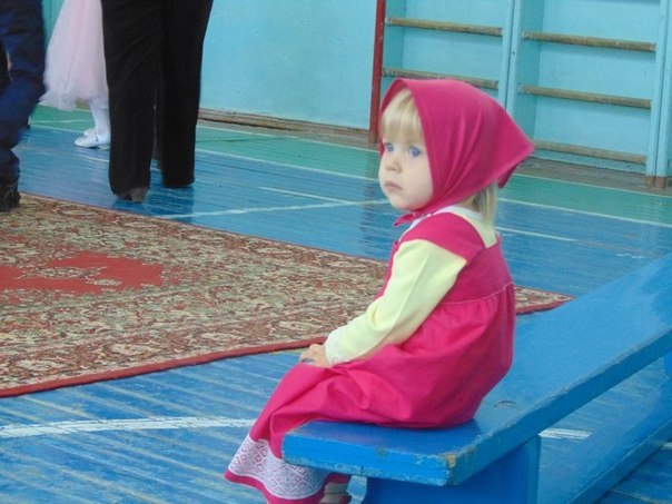 604x453, 61 Kb / Маша, девочка, спортзал, скамейка, ковёр