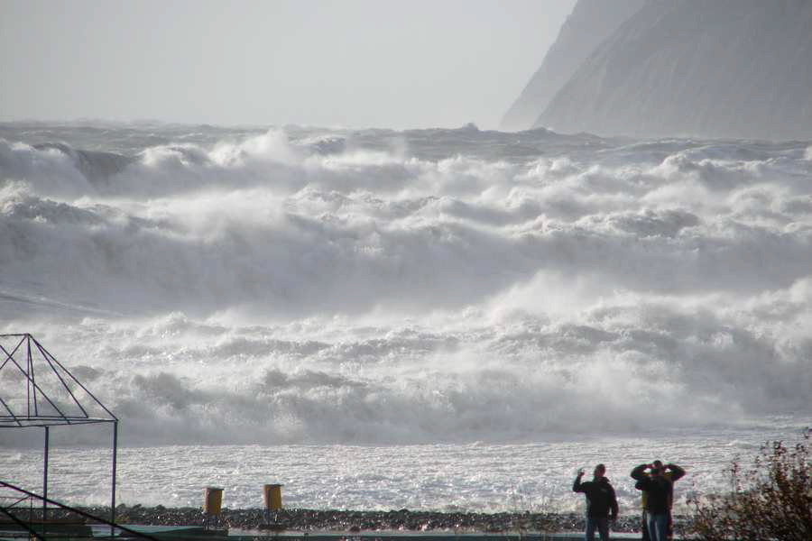 900x600, 75 Kb / пляж, галька, компания, сезон, шторм, скалы