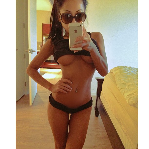 612x612, 71 Kb / азиатка, огрызок, гостиница