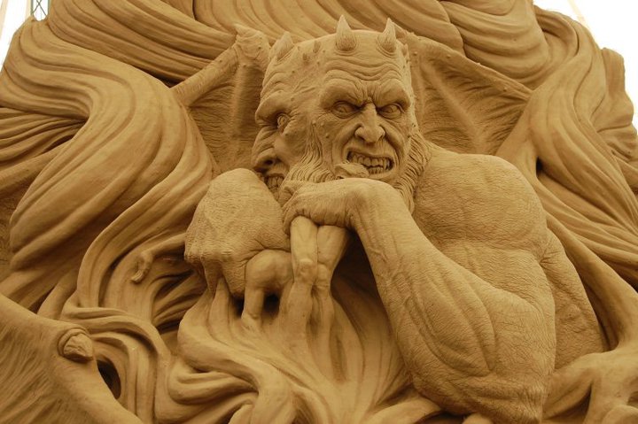 720x479, 75 Kb / песок, демон, скульптура