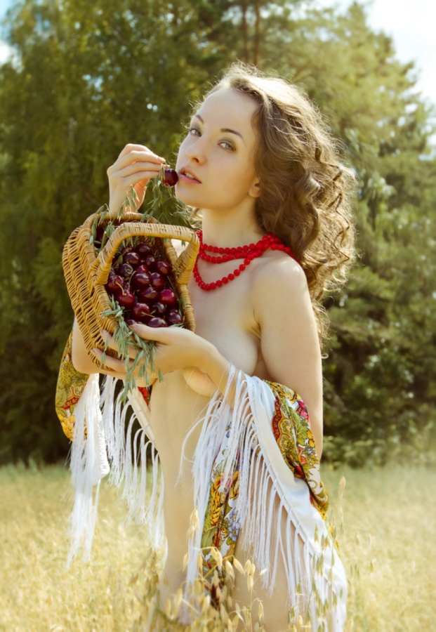 621x900, 234 Kb / поле, черешня, бусы, платок, шатенка
