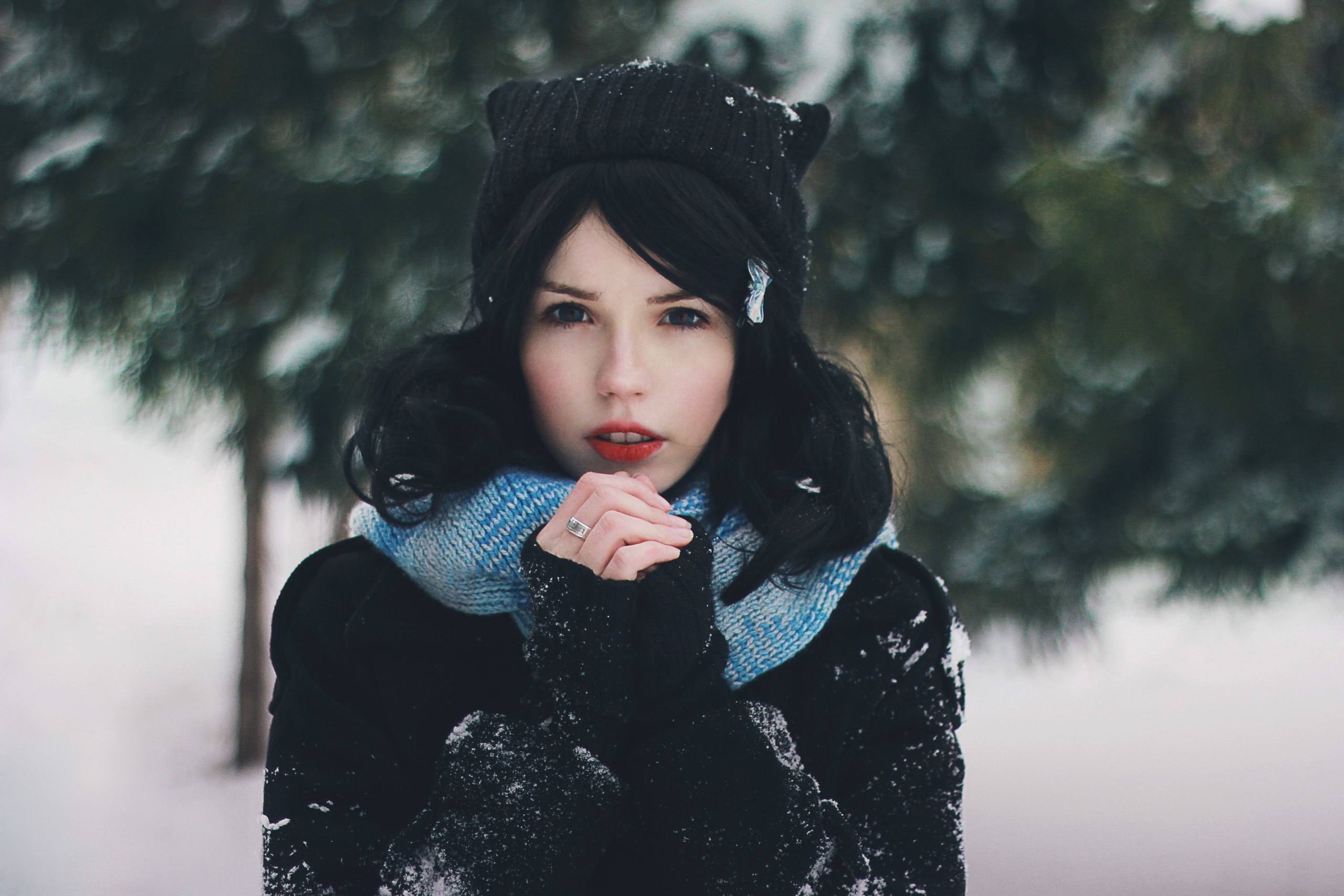 2560x1706, 237 Kb / анастасия дитмар, брюнетка, кольцо, снег, шапка, зима