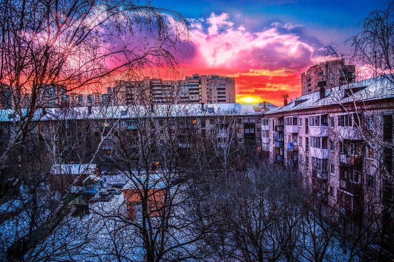 807x538, 203 Kb / солнце, облака, снег, дома, двор