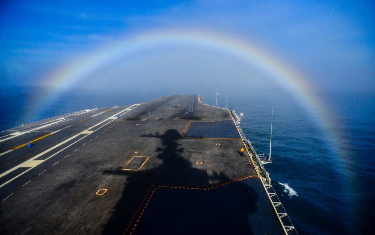 1280x802, 144 Kb / Авианосец, USS John C. Stennis, радуга, море, тень