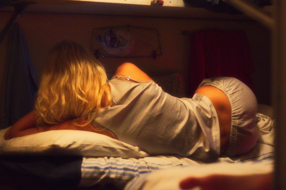 1200x800, 142 Kb / поезд, плацкарт, девушка, спина