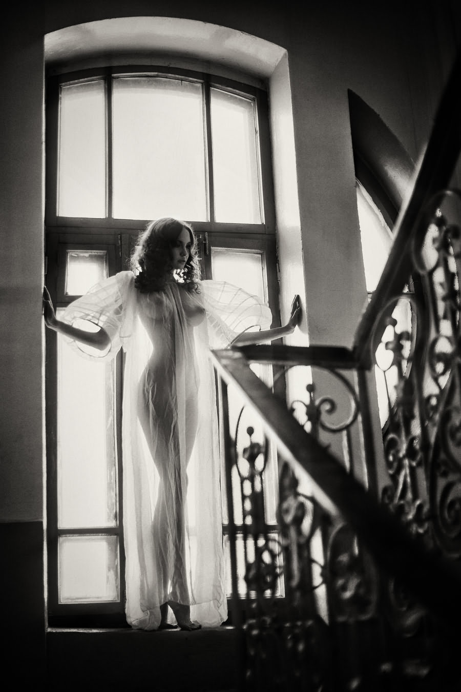 900x1350, 131 Kb / лестница, ч/б, сиськи, окно, свет