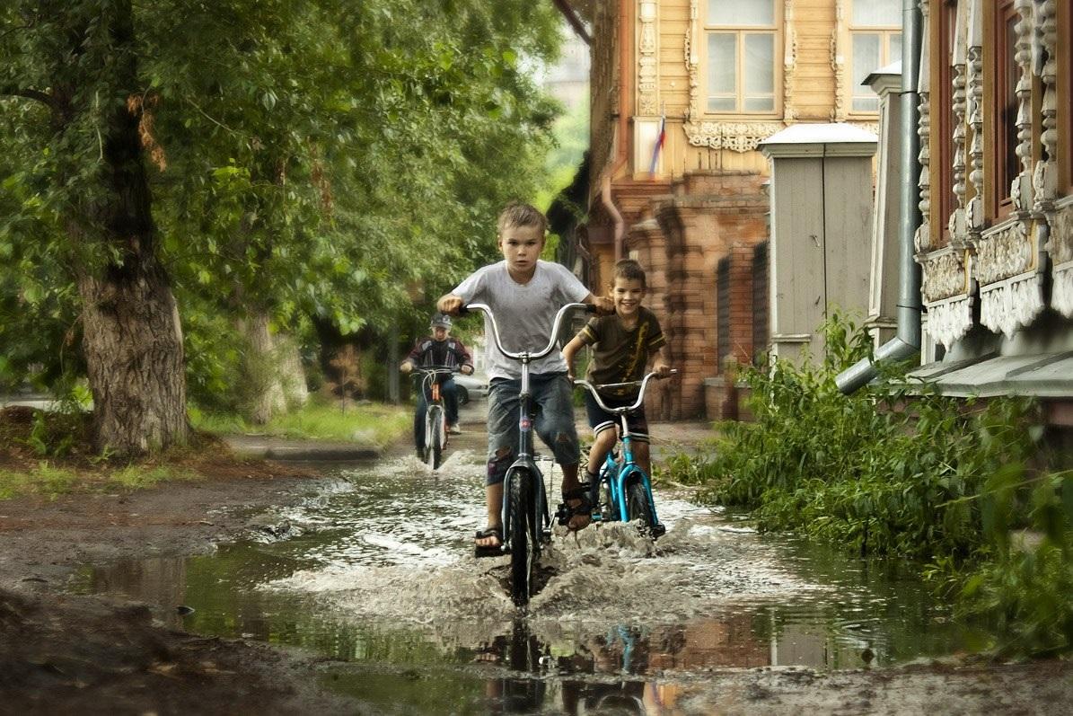 1195x797, 205 Kb / Дети, велик, лужа, брызги,дерево, дом, Детство