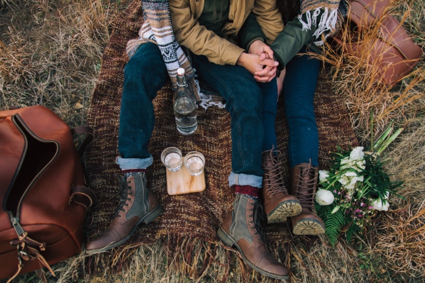 850x566, 305 Kb / пикник, двое, бутылка, шнапс