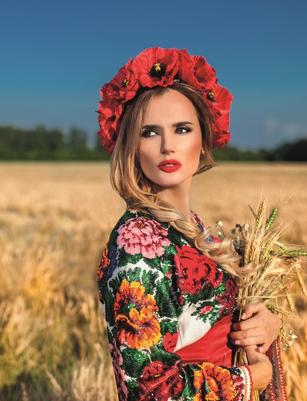 600x783, 330 Kb / блондинка, небо, венок, платье