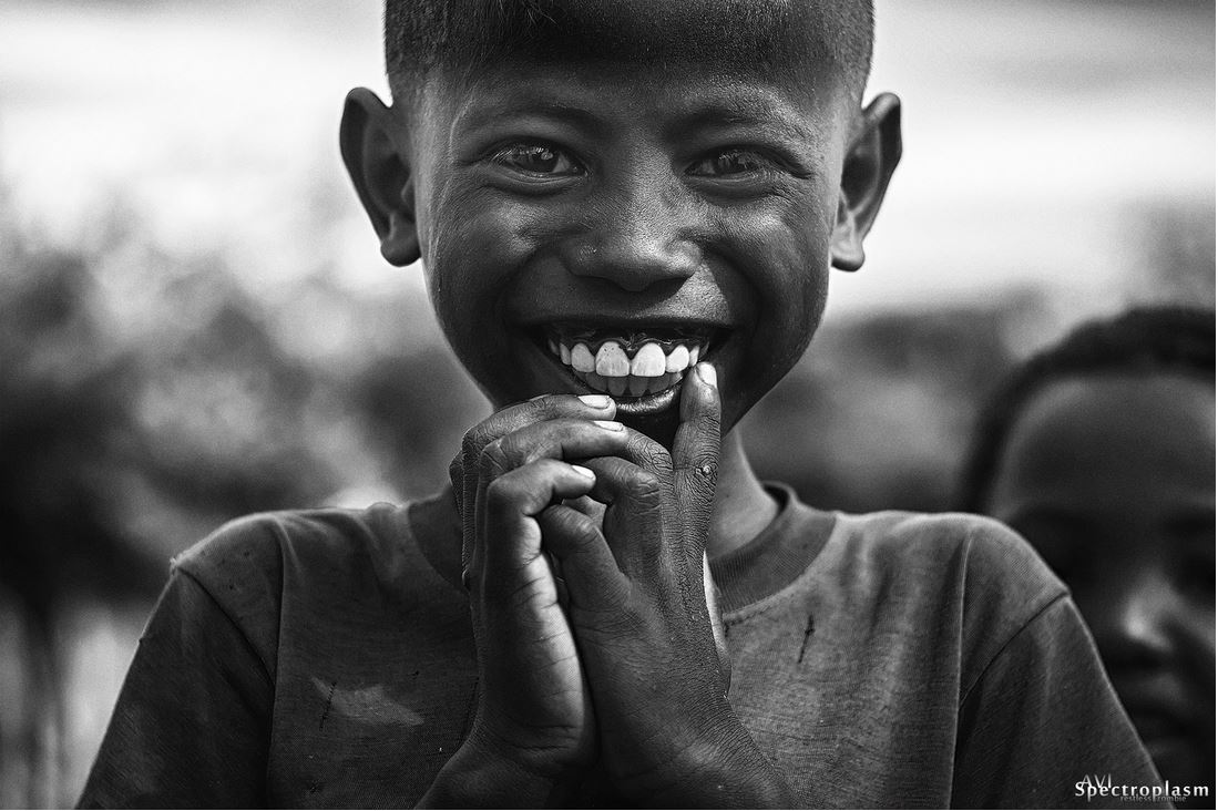 1099x732, 123 Kb / мальчик, улыбка, зубы, ч/б