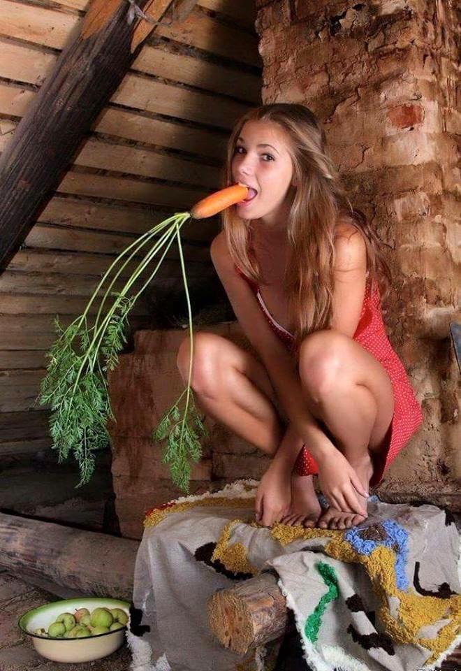 660x960, 102 Kb / блондинка, корточки, морковка, зайка