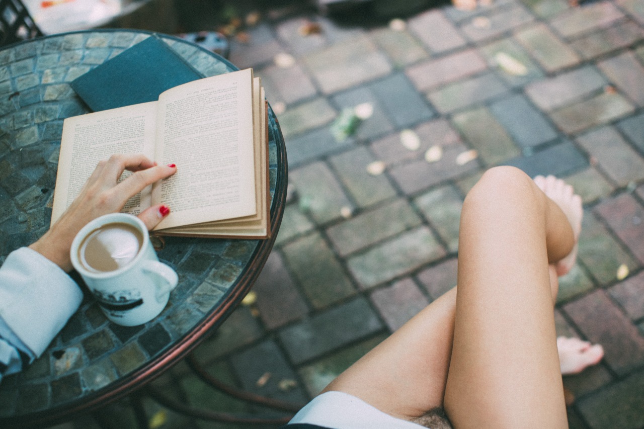 1280x853, 247 Kb / столик, чашка, книга, ноги