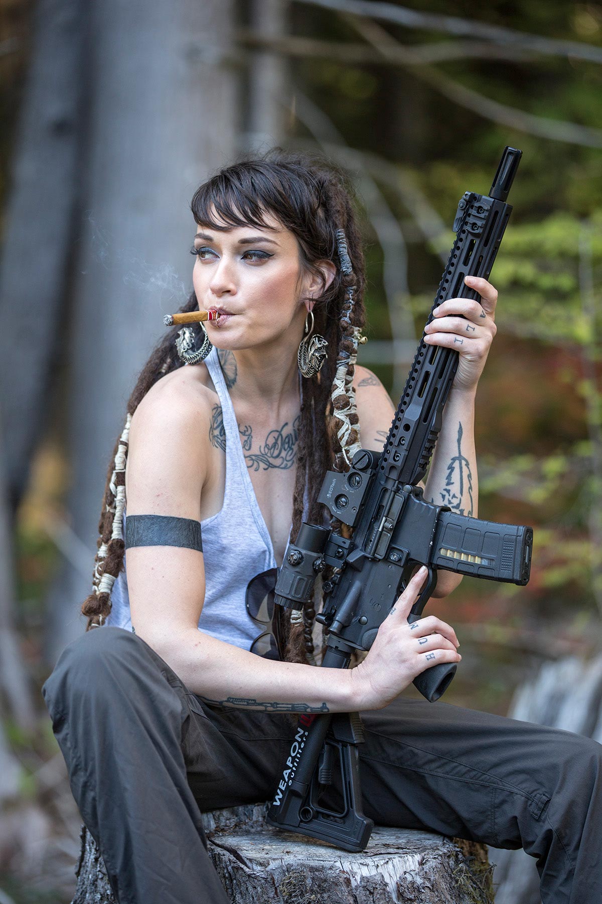 1200x1800, 300 Kb / винтовка, сигара, тату, дреды