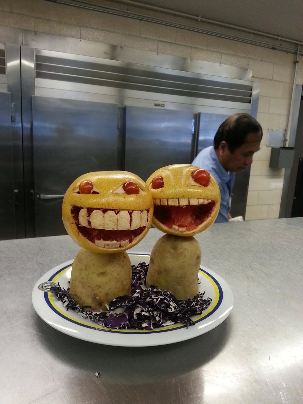 1050x1400, 168 Kb / Кухня, человечек, яблоко, картошка