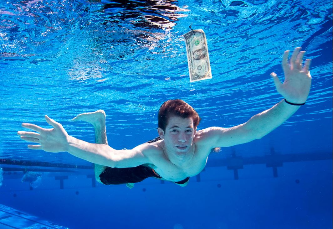 1064x731, 164 Kb / нирвана, бассейн, вода, голубой, пловец, купюра, доллар