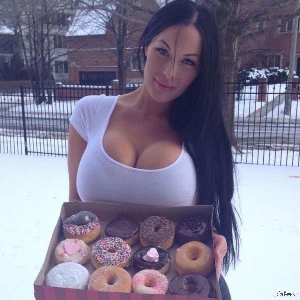 600x600, 57 Kb / брюнетка, пончики, снег