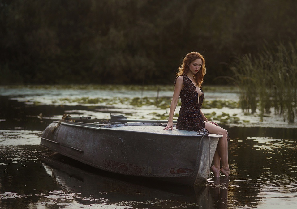 960x676, 168 Kb / Лодка, халат, рыжая, озеро, река, вода