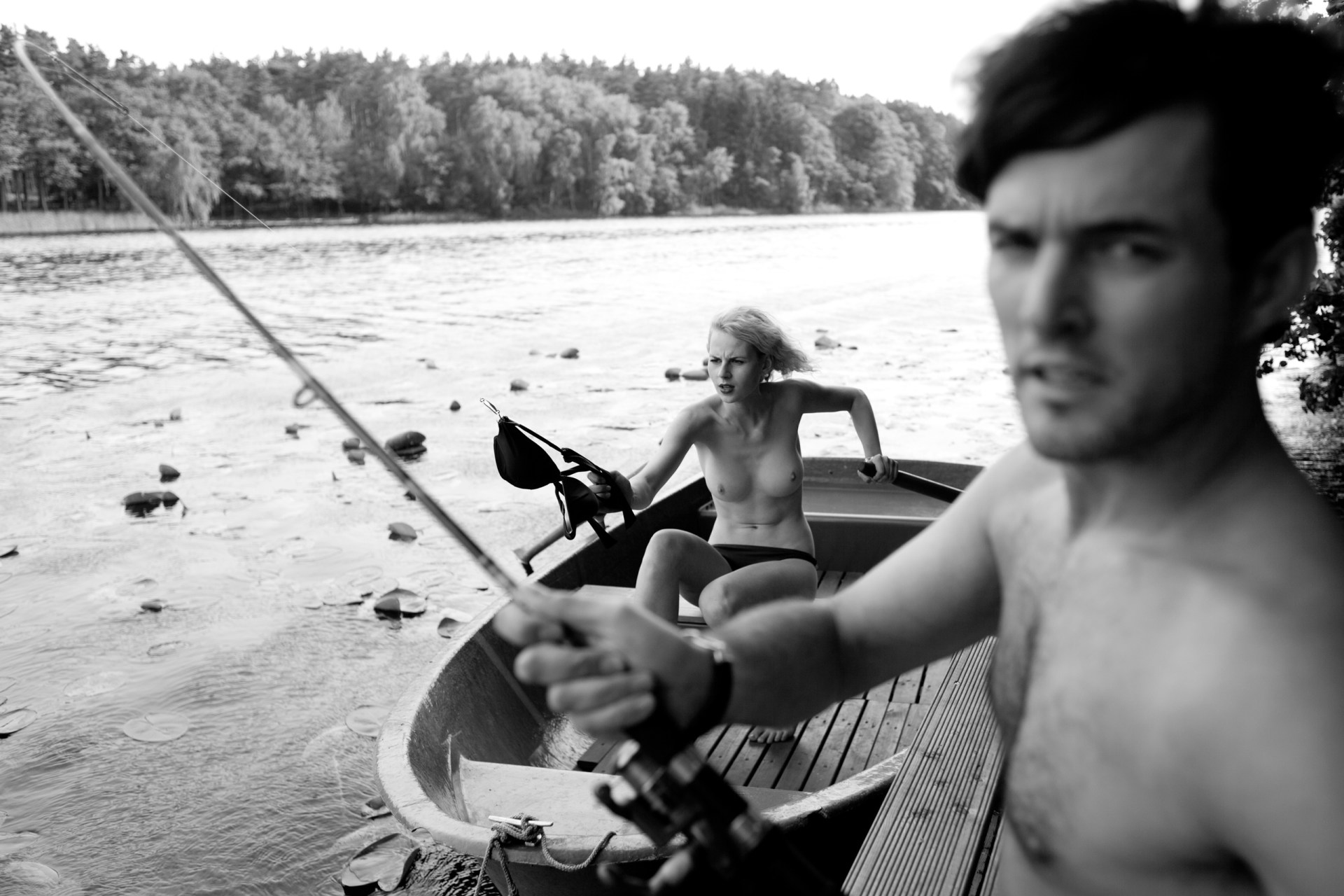 1920x1280, 329 Kb / рыбалка, удочка, лодка, ч/б, бюстгальтер, топлесс