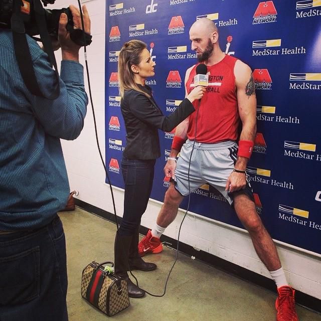 640x640, 73 Kb / журналист, оператор, баскетболист