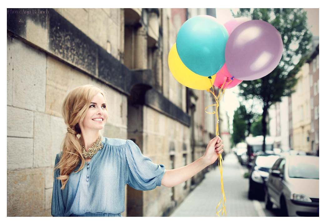 1044x716, 121 Kb / девушка, шарики, блондинка, авто, дерево