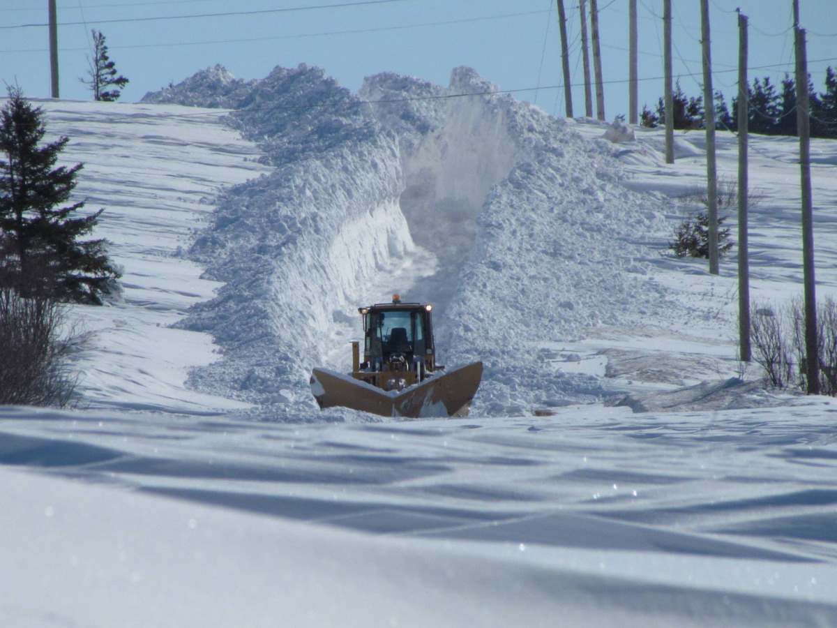 1200x900, 257 Kb / Снег, трактор, чистит, дорога, плуг