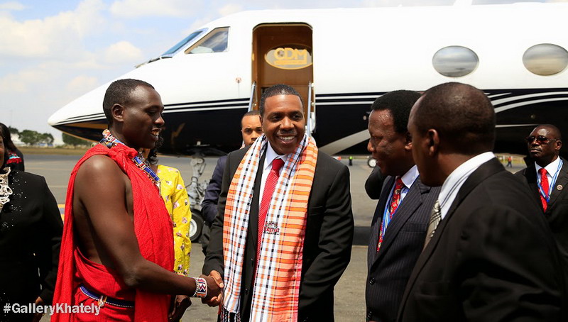 800x454, 105 Kb / Крефло Доллар, самолет, проповедник, процветание, христианство, наебалово, негр