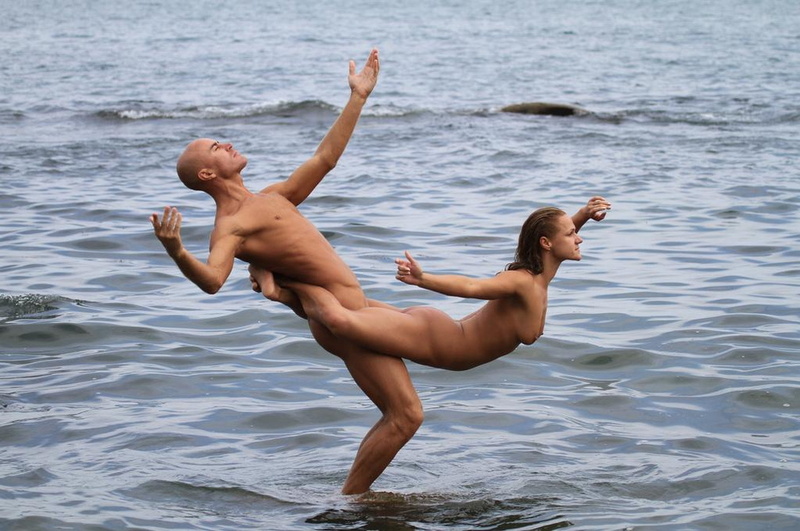 800x531, 164 Kb / пара, акробаты, море, голые