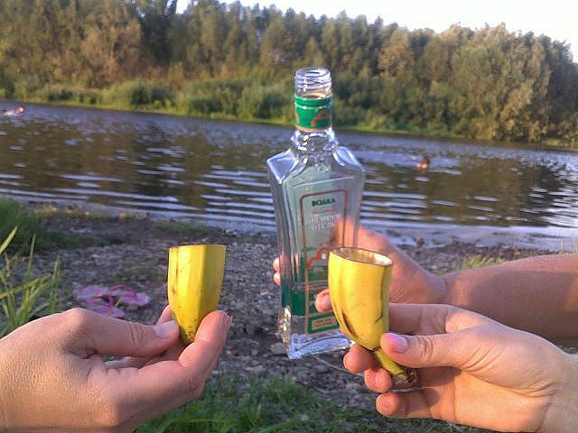 640x480, 78 Kb / водка, банан, стопки, река