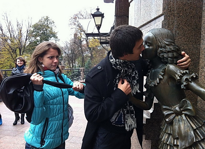 800x583, 177 Kb / статуя, фонарь, сумка, измена, парень, девушка