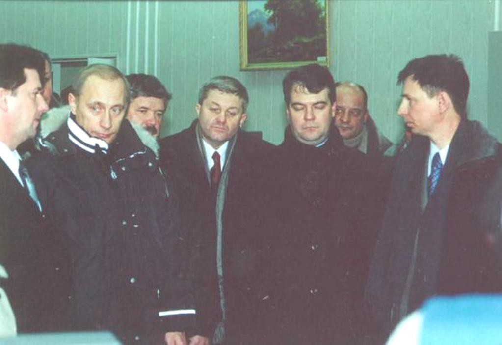 1023x702, 61 Kb / путин, медведев, свита