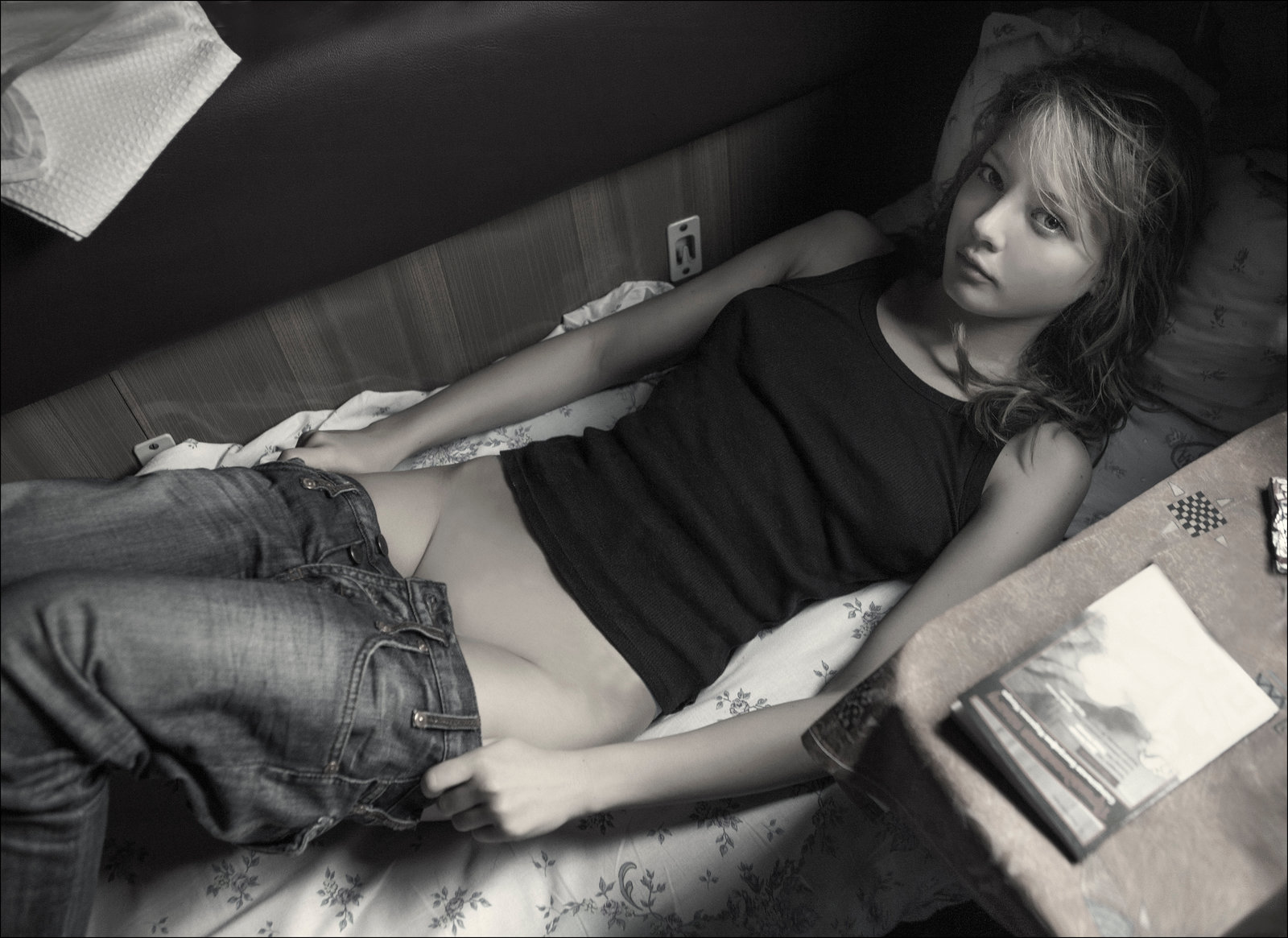1600x1165, 283 Kb / Ирэн, джинсы, подушка, майка, киселев, kiselev