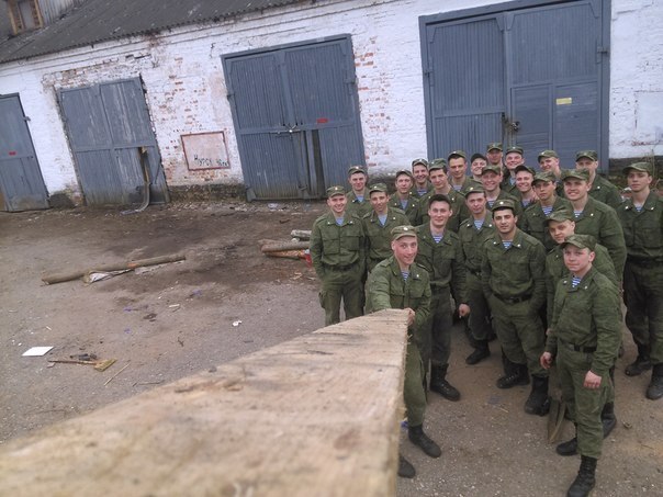 604x453, 68 Kb / Селфи, палка, солдаты, гаражи, ворота