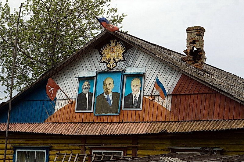 800x532, 207 Kb / портреты, Маркс, Ленин, Путин, герб, флаги