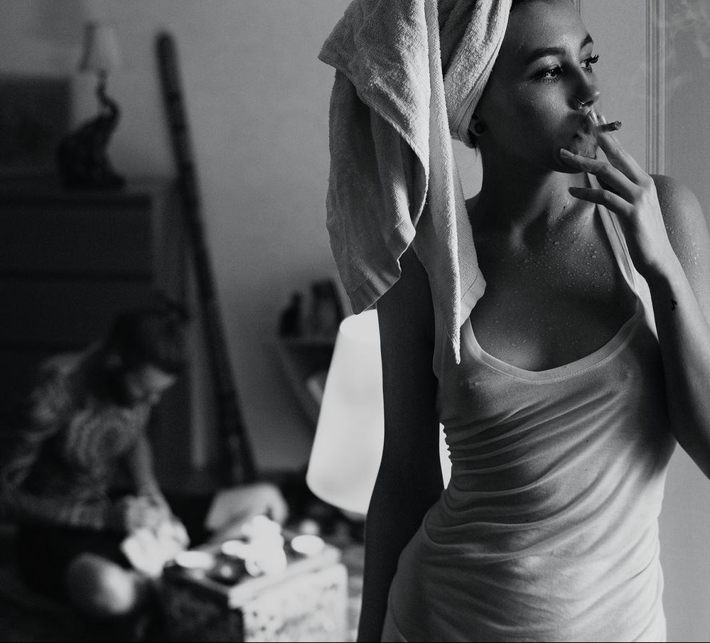 999x905, 111 Kb / ч/б, майка, после душа, сигарета, курение, убийство