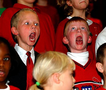 450x380, 31 Kb / дети, концерт, рот