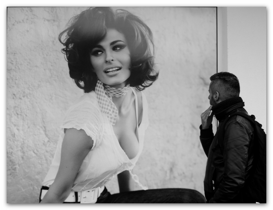 1060x818, 111 Kb / плакат, платок, блузка, ремень, уличная фотография, ч/б