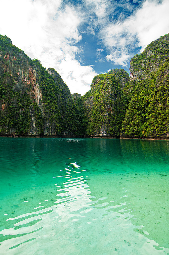 680x1024, 315 Kb / небо, горы, зелень, вода, залив, озеро