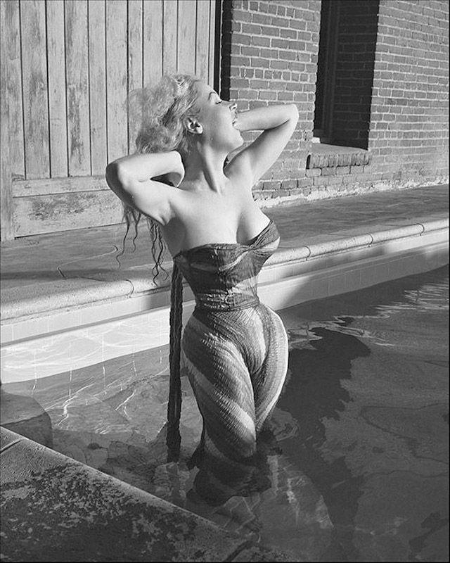 640x800, 107 Kb / Бетти Бросмер, Betty Brosmer, 50, 40, платье, бассейн, вода, мокрая, ч/б