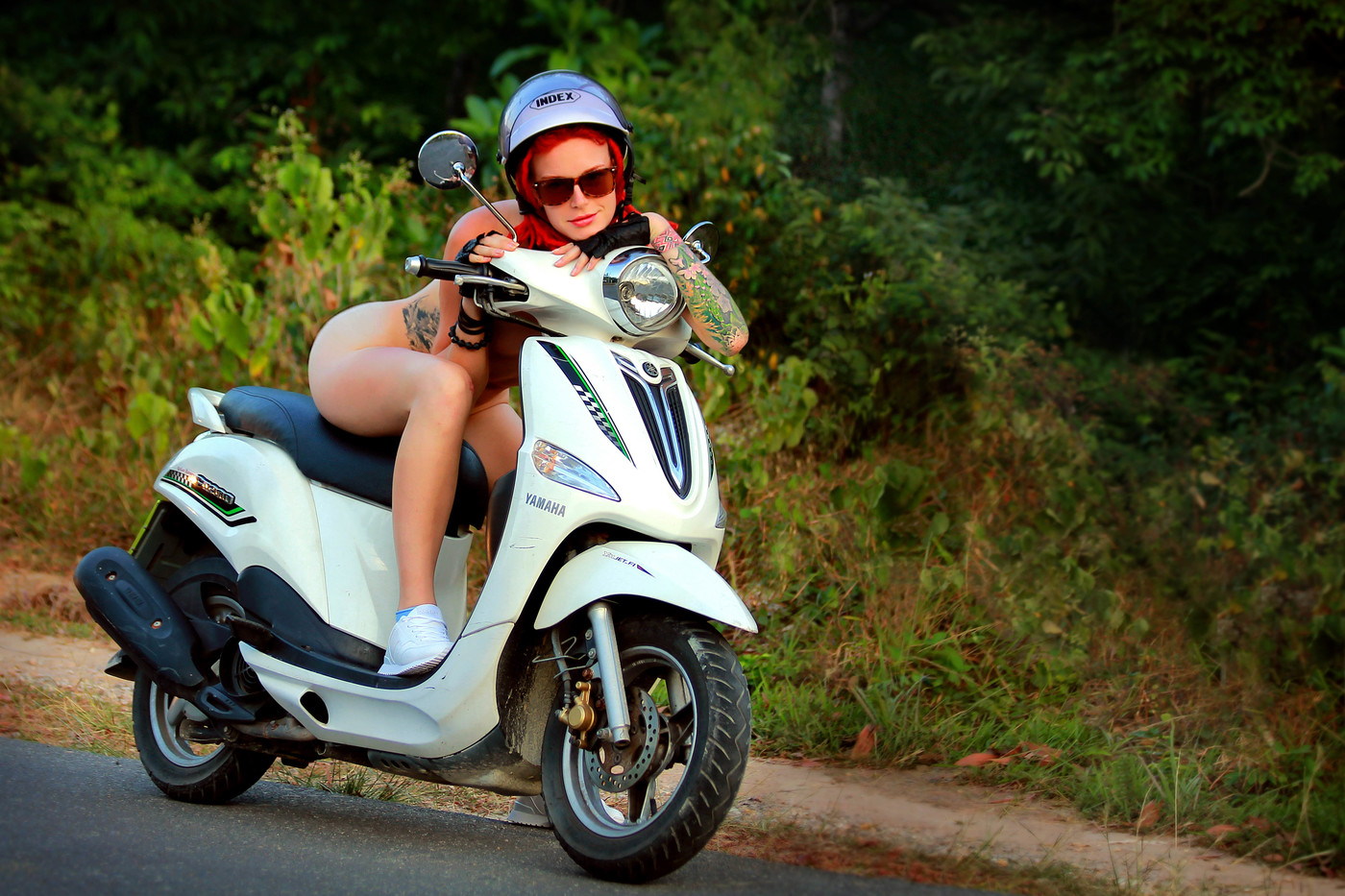 1400x933, 334 Kb / ямаха, рыжая, мотоцикл, тату, шлем, очки, попа