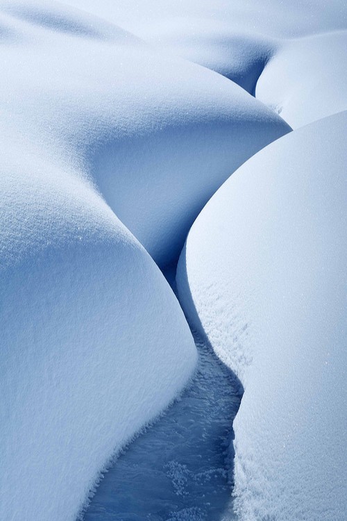 500x750, 83 Kb / ручей, сугробы, снег