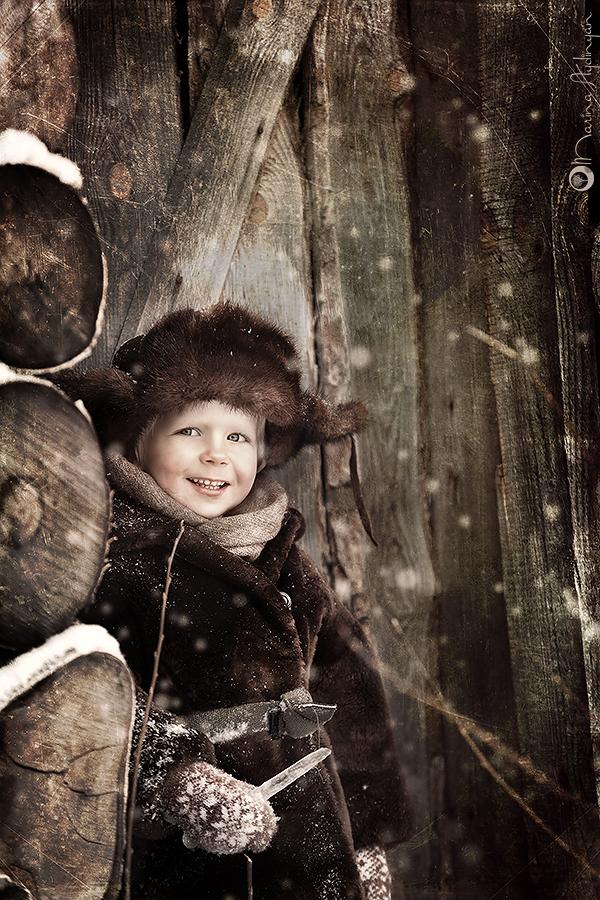 600x900, 135 Kb / Детство, сосулька, ребёнок, стена, сруб, радость