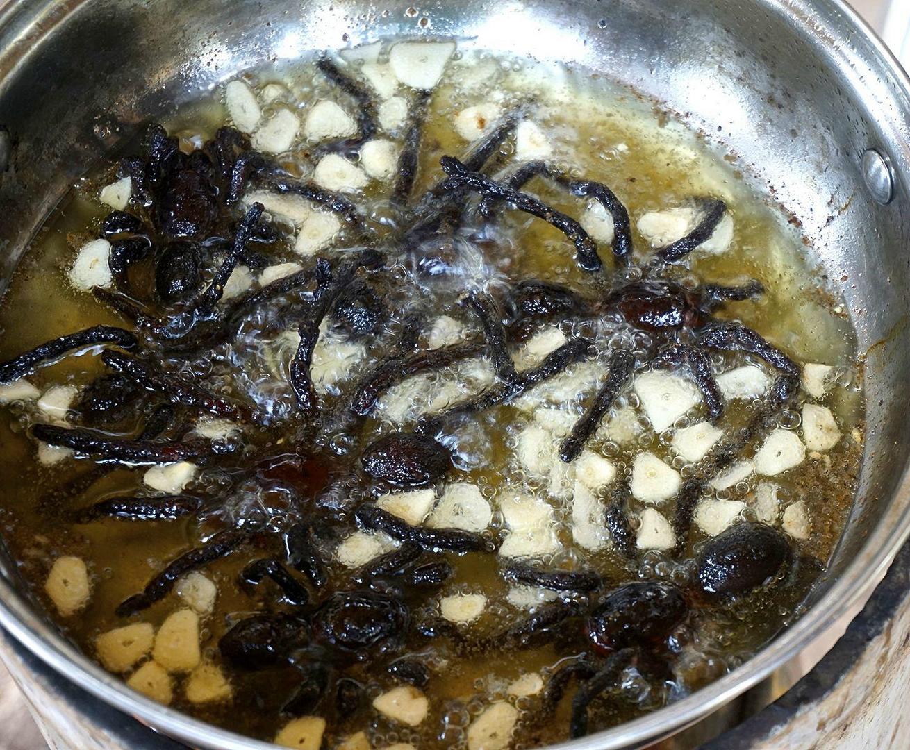 1310x1080, 306 Kb / Пауки, фри, масло, сковорода, жарятся, чеснок