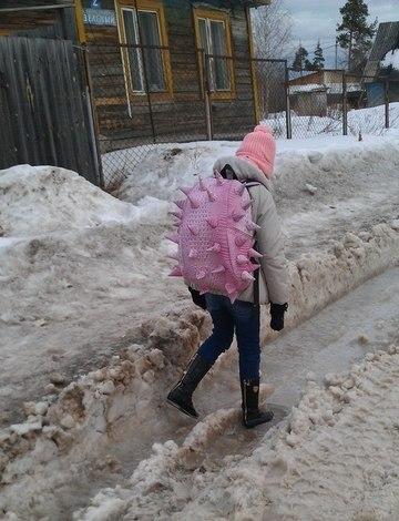 360x470, 40 Kb / иглы, рюкзак, девочка, деревня