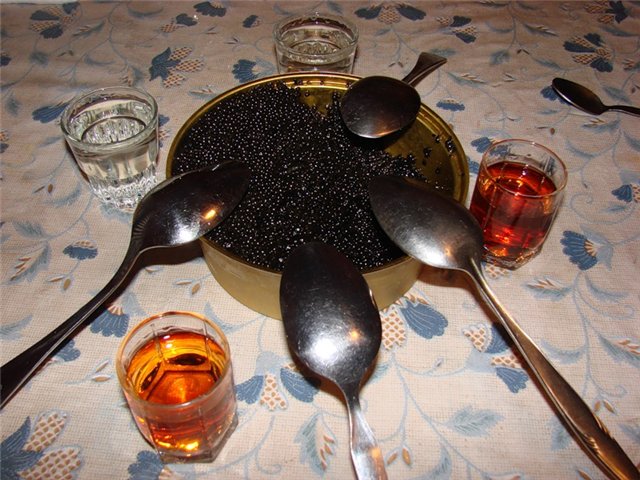 640x480, 85 Kb / Икра, чёрная, стопки, водка, ложки