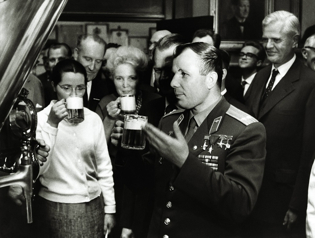 1024x774, 242 Kb / гагарин, пиво, дания, Carlsberg, ч/б