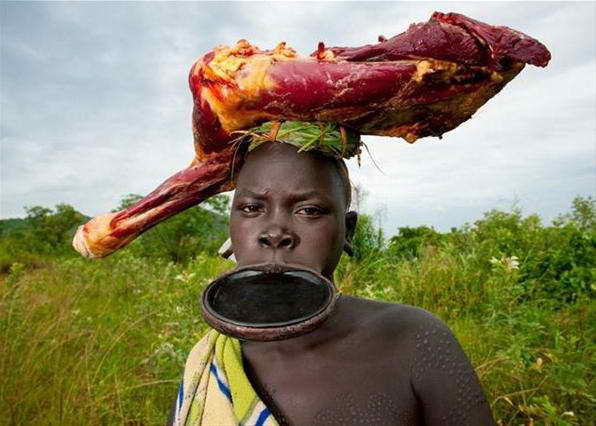 596x426, 35 Kb / негритянка, мясо, салат, тарелка, губа