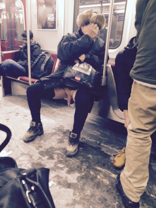 540x719, 125 Kb / электричка, чулки, хуй