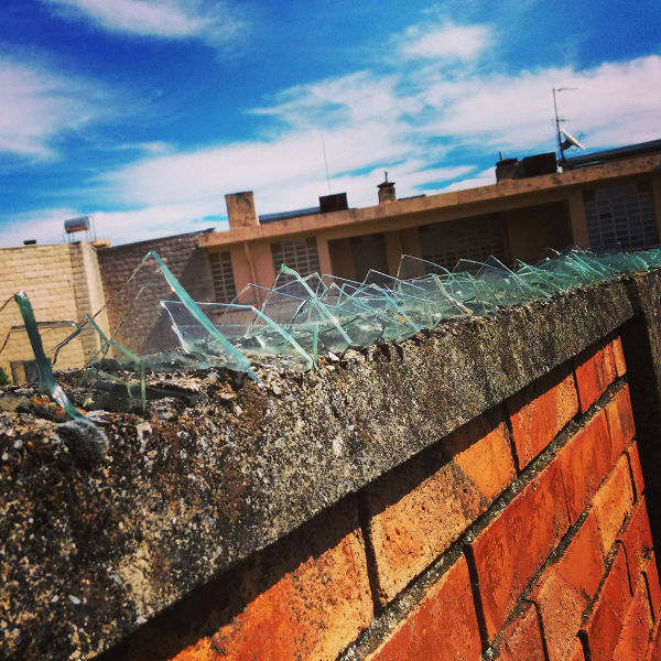 600x600, 138 Kb / забор, стекло, небо