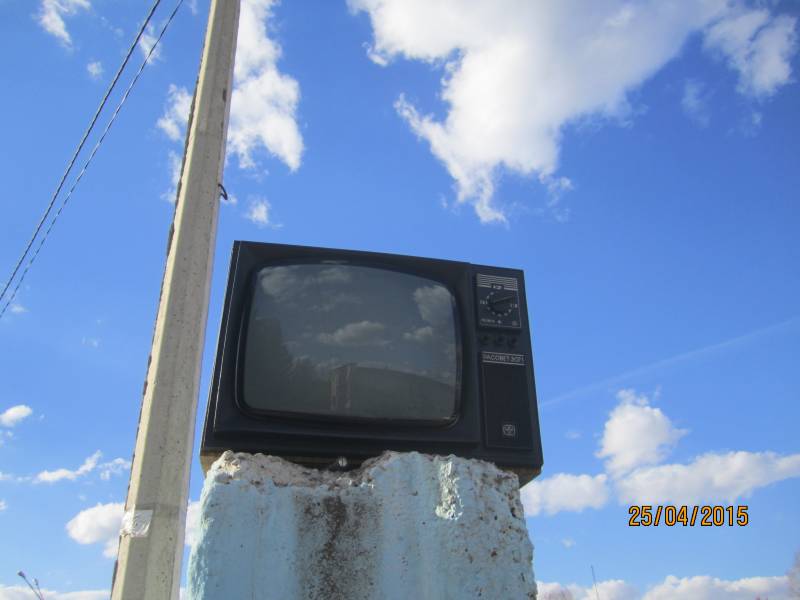 800x600, 36 Kb / телевизор, кинескоп, улица, небо, столб